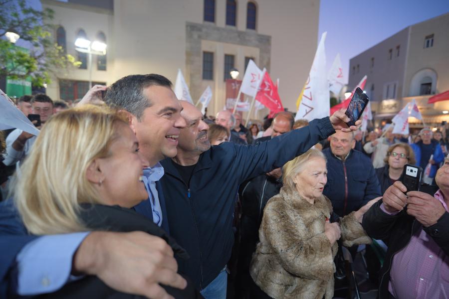 Ο Αλέξης Τσίπρας αγκαλιά με γυναίκα και τριγύρω κόσμος που άκουσε την ομιλία του