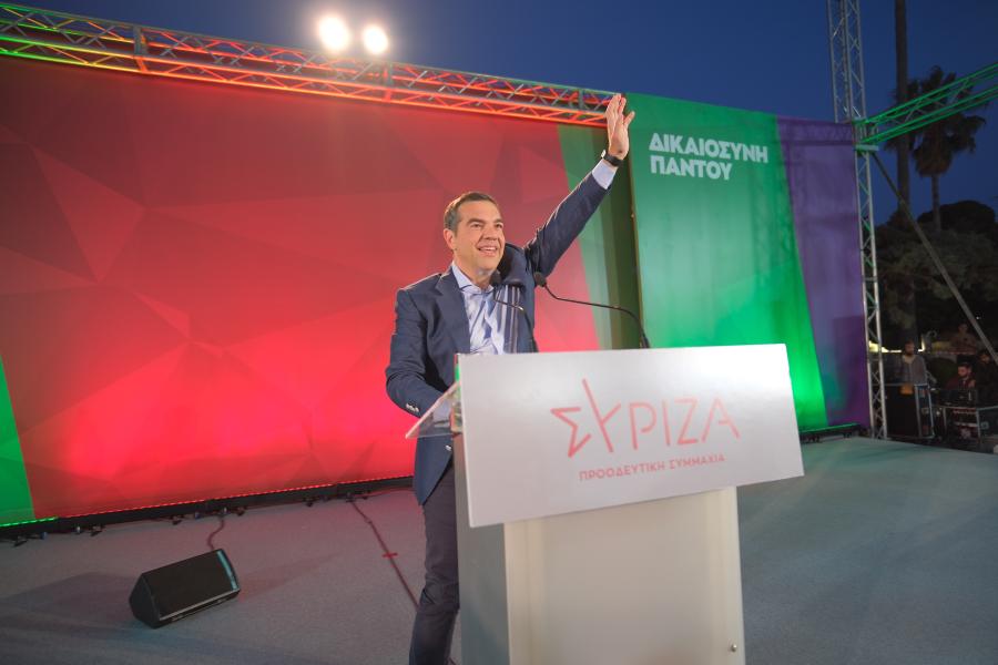 Ο Τσίπρας στη σκηνή με το χέρι ψηλά κατά τη διάρκεια της ομιλίας του