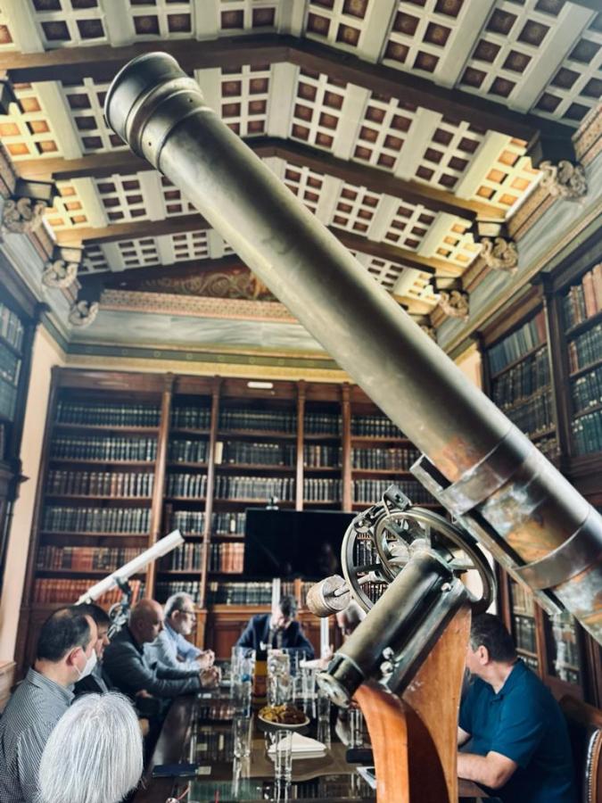 Τηλεσκόπιο και πίσω το τραπέζι όπου συνομιλούν η αντιπροσωπεία του ΣΥΡΙΖΑ με τη διοίκηση του Αστεροσκοπείου