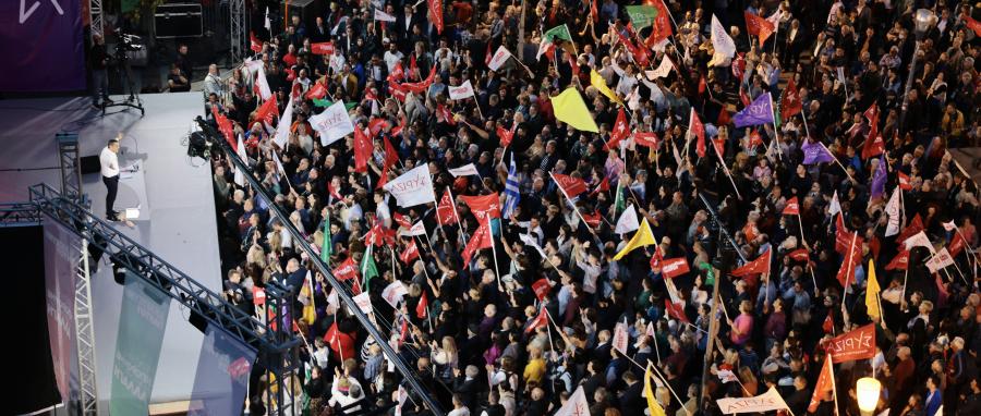 Κόσμος σε συγκέντρωση κατά τη διάρκεια ομιλίας του Αλέξη Τσίπρα