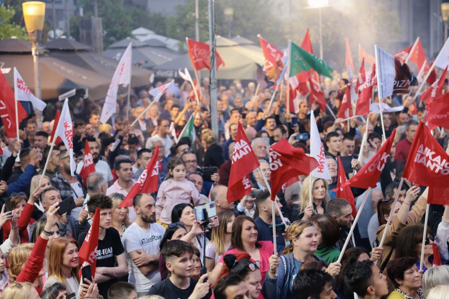 Κόσμος σε συγκέντρωση κατά τη διάρκεια ομιλίας του Αλέξη Τσίπρα