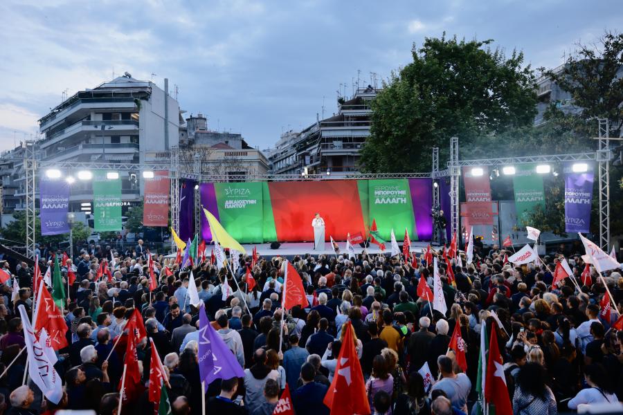Κόσμος σε συγκέντρωση κατά τη διάρκεια ομιλίας του Αλέξη Τσίπρα