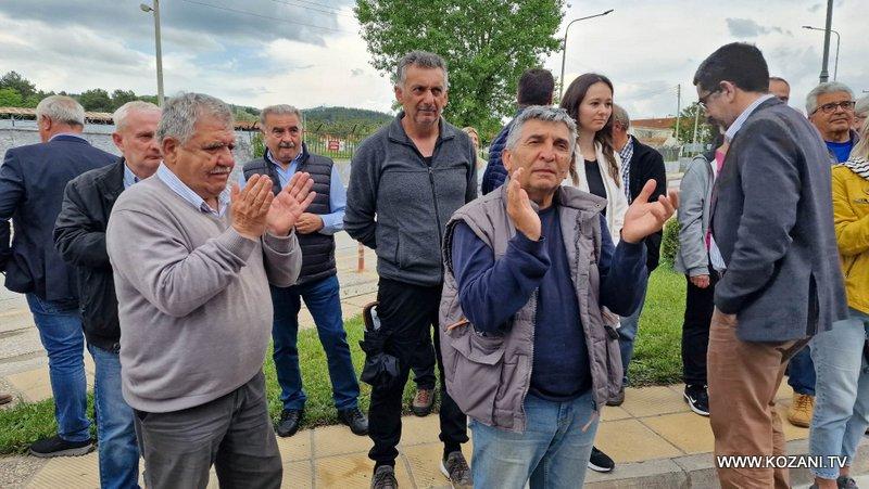 Κόσμος έξω από το τμήμα ζητά την απελευθέρωση των συλληφθέντων στην Κοζανη