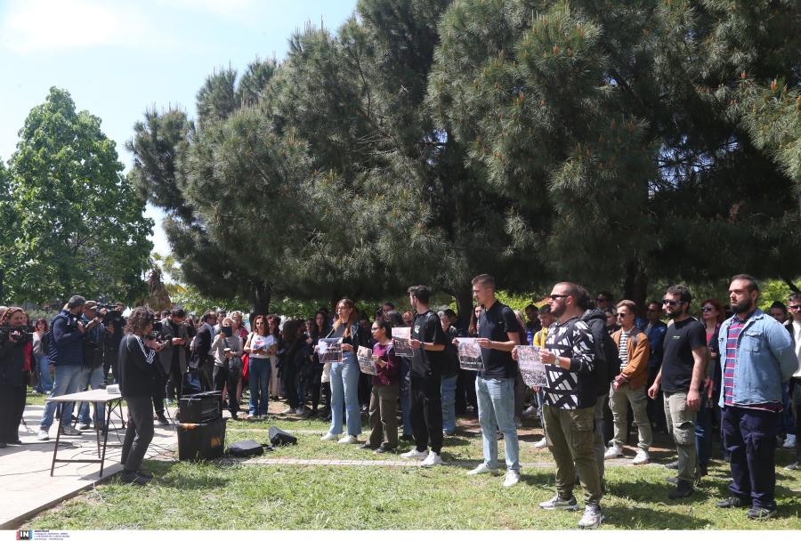 Κόσμος στα αποκαλυπτήρια του μνημείου