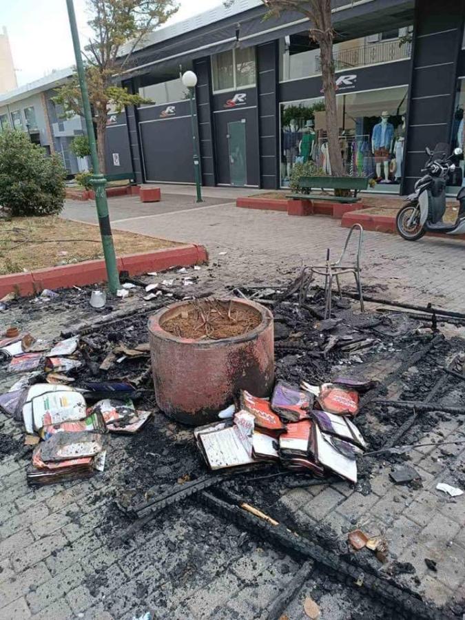 Το περίπτερο του ΣΥΡΙΖΑ στο Περιστέρι που κάηκε