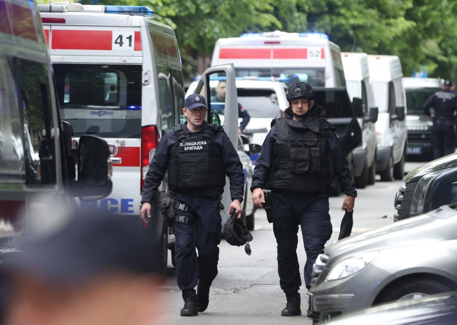 Αστυνομικοί μπροστά σε ασθενοφόρα στο Βελιγράδι