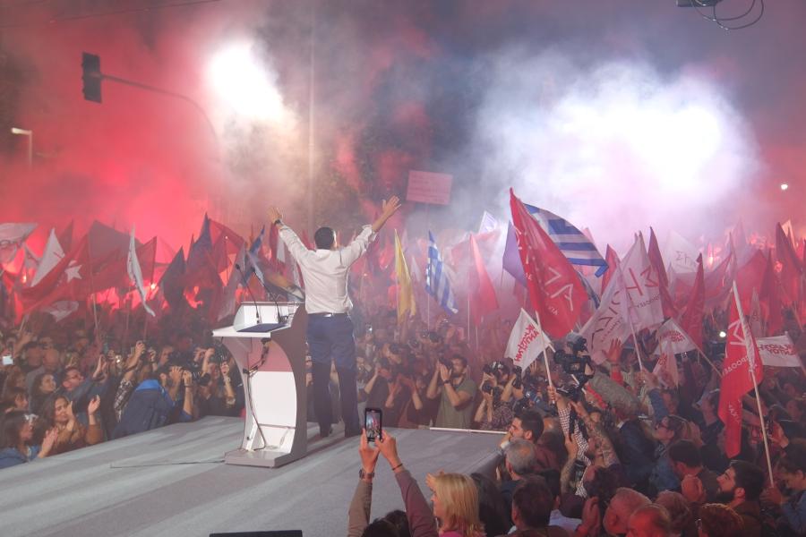 Στιγμιότυπο από την μεγαλειώδη ομιλία του Τσίπρα στο Σύνταγμα
