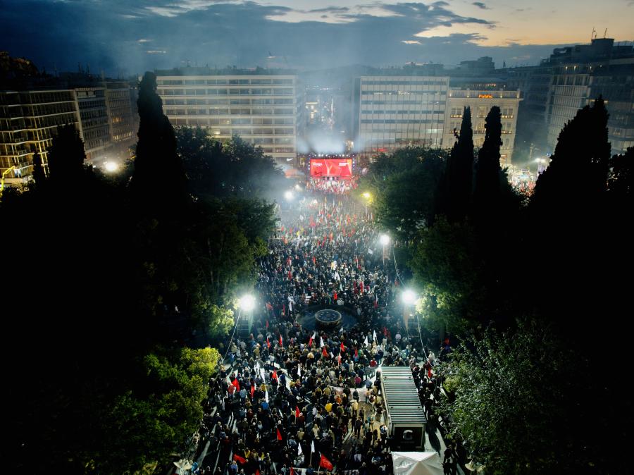Στιγμιότυπο από την μεγαλειώδη ομιλία του Τσίπρα στο Σύνταγμα