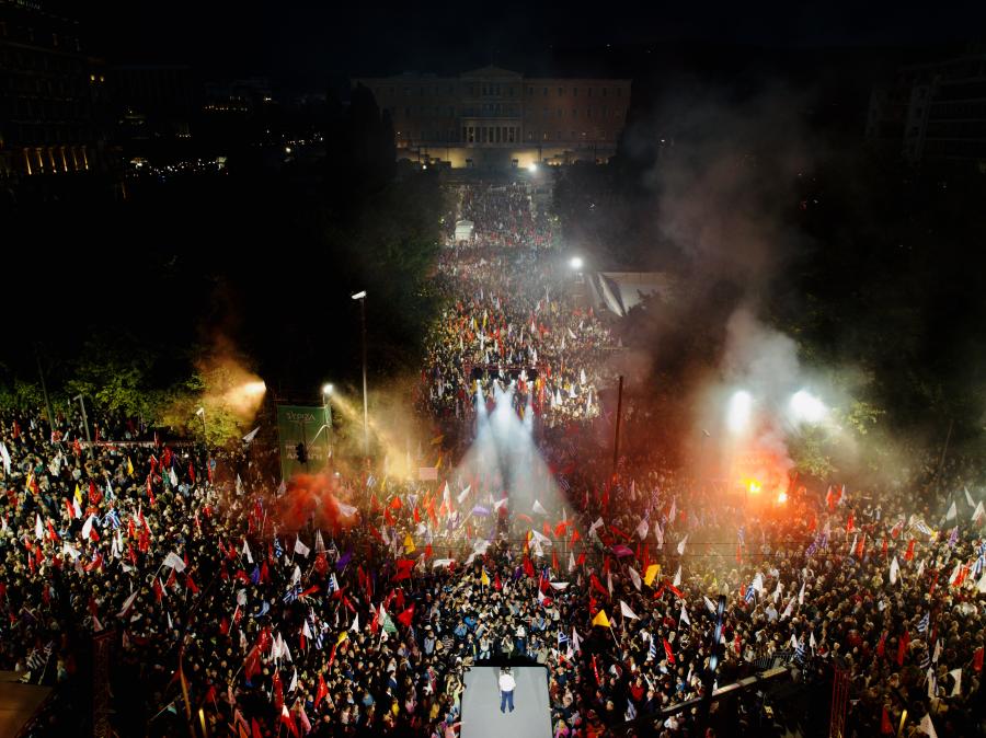 Στιγμιότυπο από την μεγαλειώδη ομιλία του Τσίπρα στο Σύνταγμα