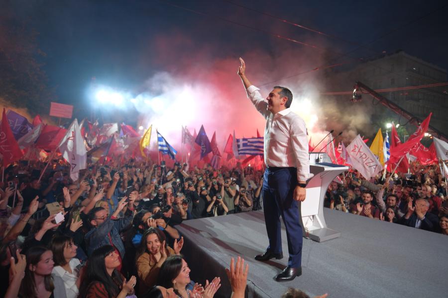 Στιγμιότυπο από την μεγαλειώδη ομιλία του Τσίπρα στο Σύνταγμα