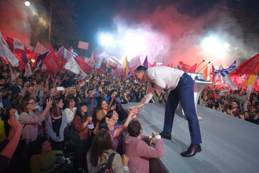 Στιγμιότυπο από την μεγαλειώδη ομιλία του Τσίπρα στο Σύνταγμα