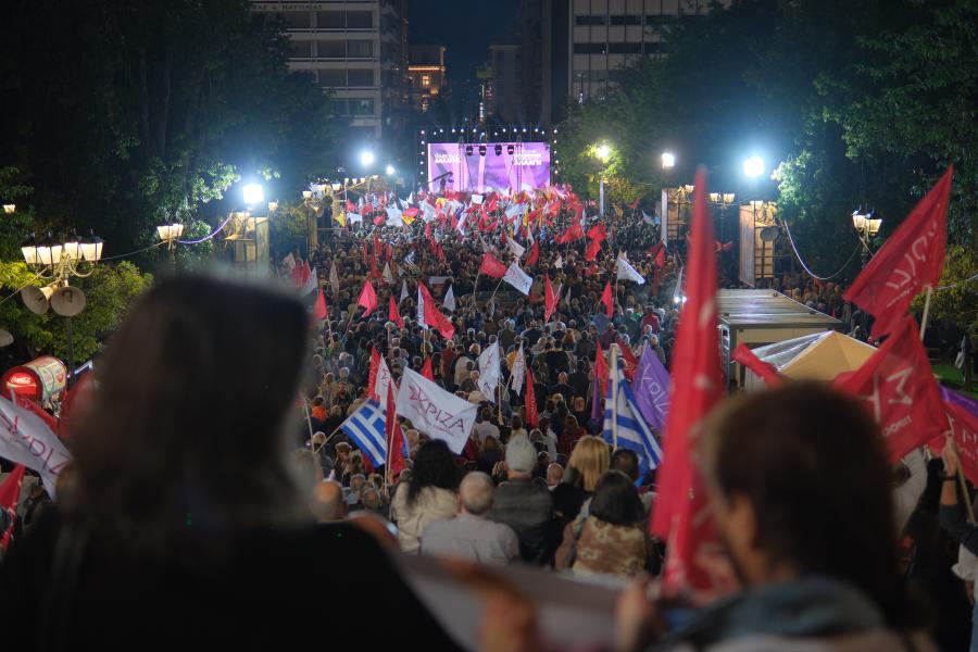 Στιγμιότυπο από την μεγαλειώδη ομιλία του Τσίπρα στο Σύνταγμα