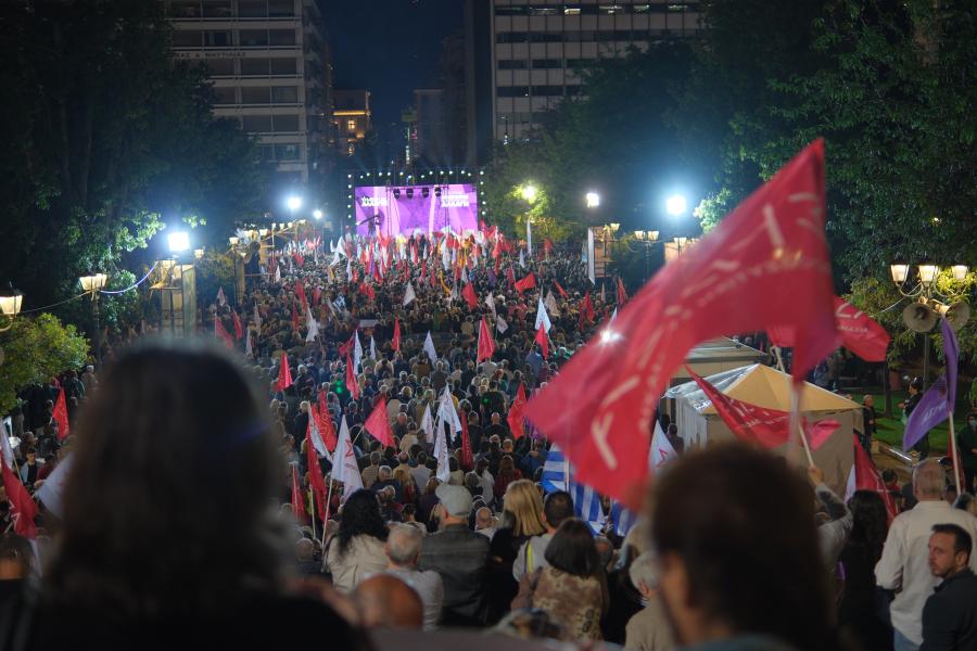 Στιγμιότυπο από την μεγαλειώδη ομιλία του Τσίπρα στο Σύνταγμα