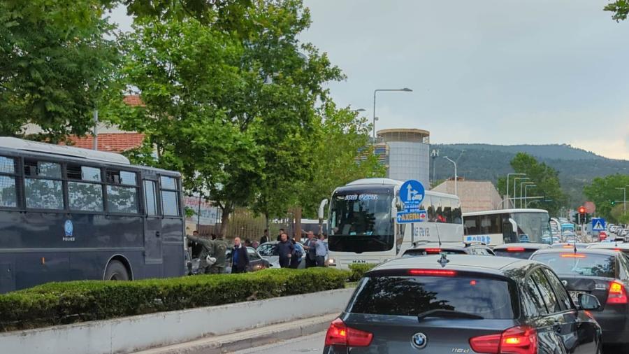 Φωτογραφία με κεντρικό δρόμο της Θεσσαλονίκης και το πούλμαν που έβαλε η ΝΔ