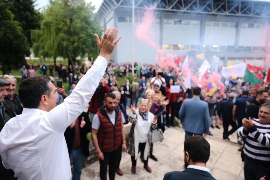 Ο Αλέξης Τσίπρας χαιρετάει κόσμο