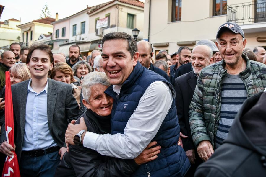 Ο Τσίπρας αγκαλιάζει γιαγιάκα στην Πρέβεζα