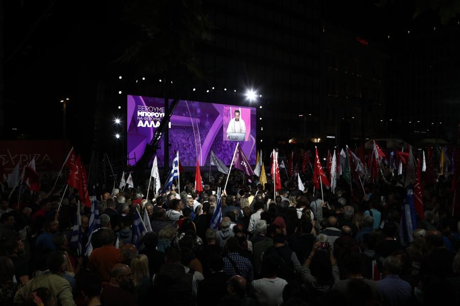 Πλήθος κόσμου στην ομιλία του Τσίπρα στο Σύνταγμα