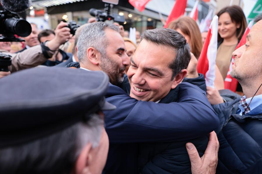 Ο Αλέξης Τσίπρας δέχεται την αγκαλιά κάποιου πολίτη που πήγε στην ομιλία του στις Σέρρες