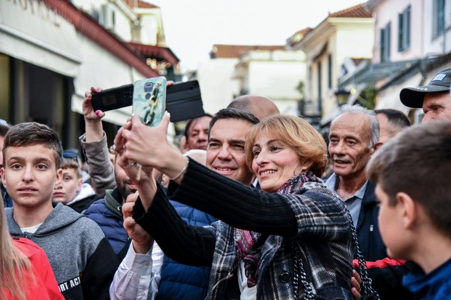 Ο Τσίπρας βγάζει selfie με μια κυρία