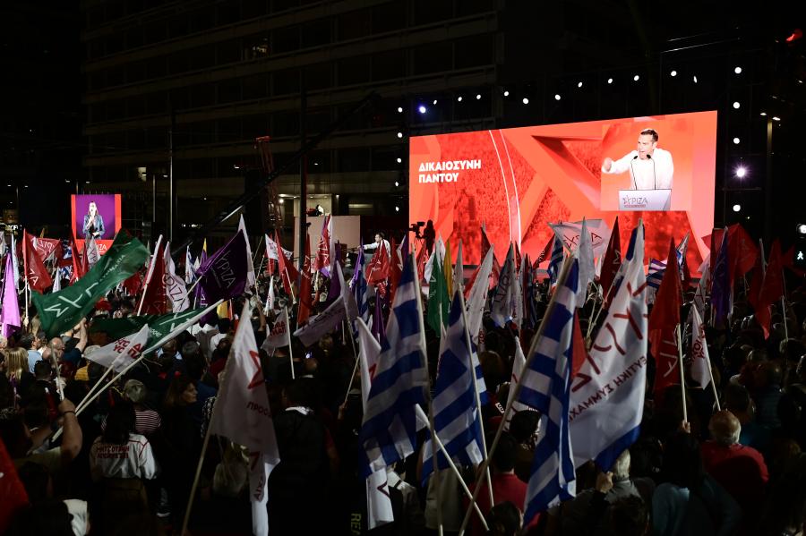 Πλήθος κόσμου στην ομιλία του Τσίπρα στο Σύνταγμα
