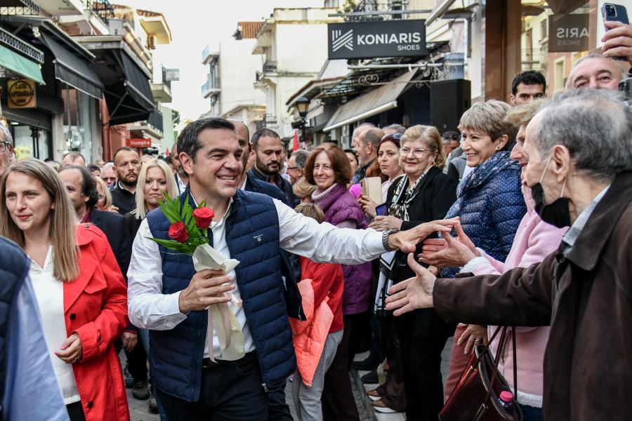 Ο Αλέξης Τσίπρας χαιρετά κόσμο στην Πρέβεζα