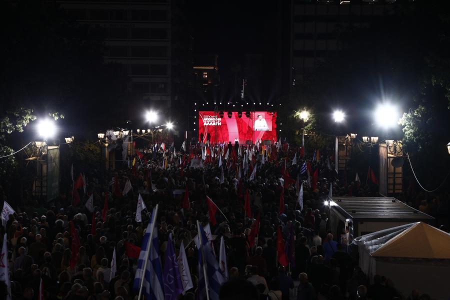 Πλήθος κόσμου στην ομιλία του Τσίπρα στο Σύνταγμα