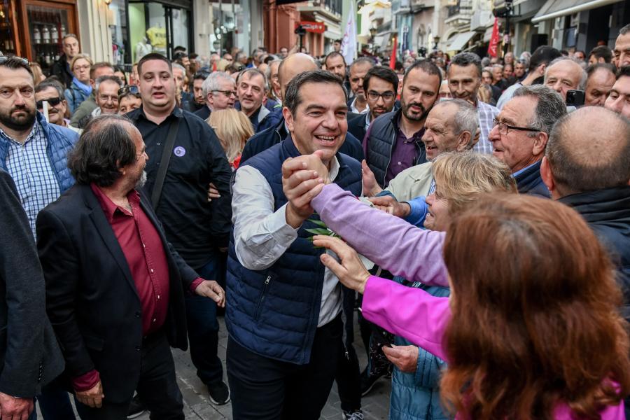 Ο Αλέξης Τσίπρας δίνει το χέρι σε κόσμο στην Πρέβεζα