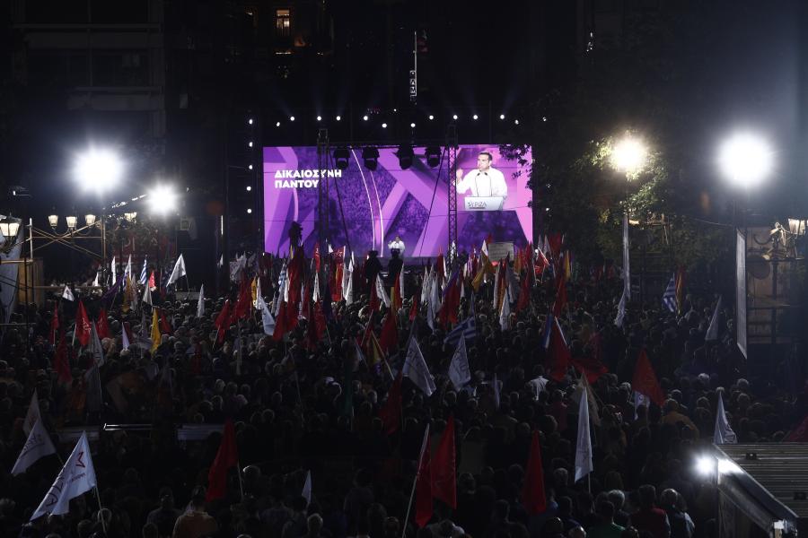 Πλήθος κόσμου στην ομιλία του Τσίπρα στο Σύνταγμα
