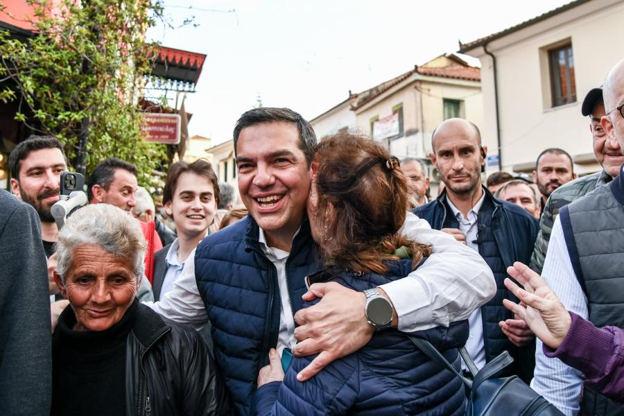 Ο Αλέξης Τσίπρας αγκαλιάζει μια κυρία στην Πρέβεζα