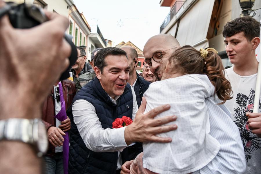 Ο Αλέξης Τσίπρας χαιρετά κόσμο στην Πρέβεζα
