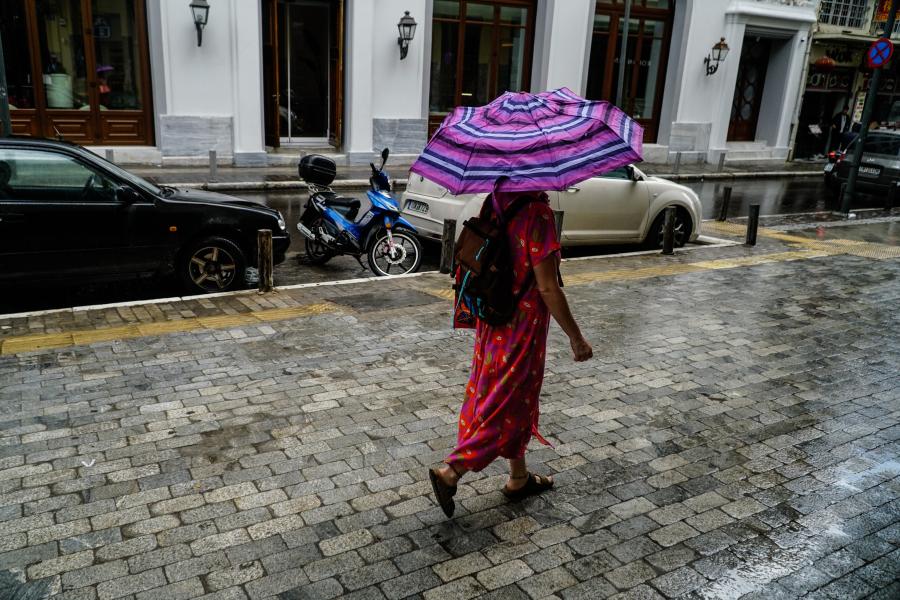 Άνθρωπος με ομπρέλα υπό βροχή