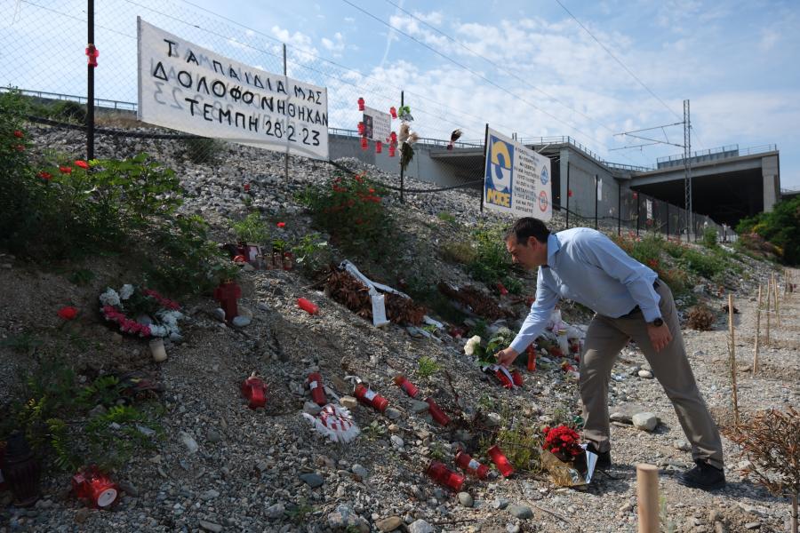 Ο Αλέξης Τσίπρας άφησε λουλούδια στο σημείο της τραγωδίας των Τεμπών