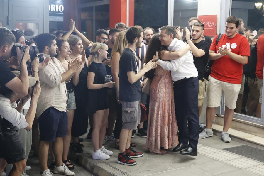 Ο Αλέξης Τσίπρας χαιρετάει κόσμο