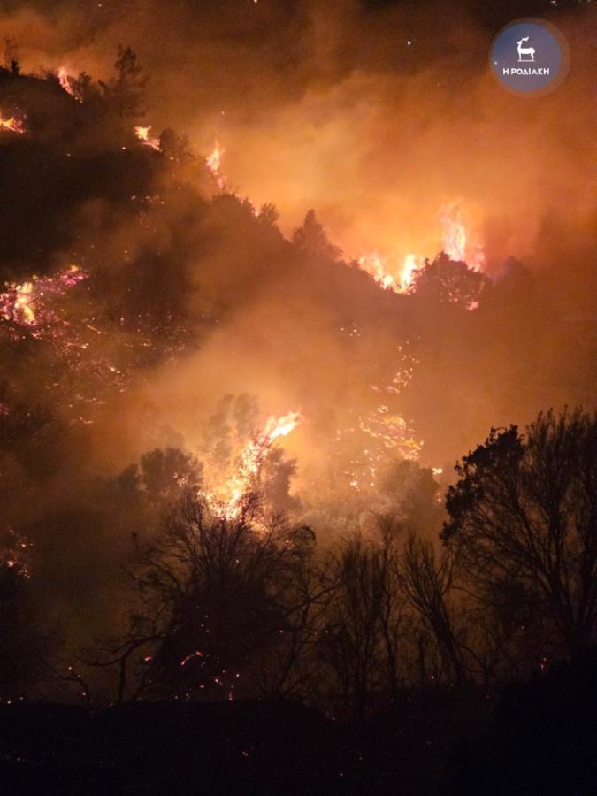 η φωτιά που μαίνεται στη Ρόδο