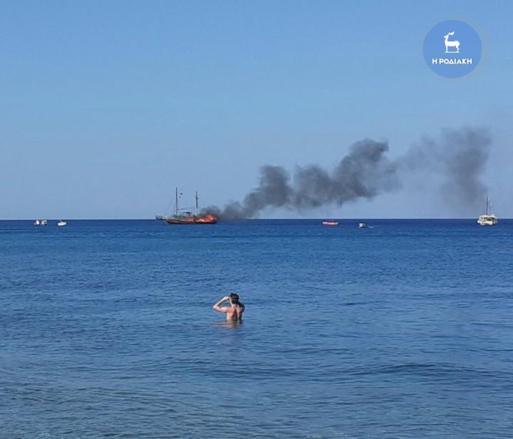 φωτιά σε ημερόπλοιο Ρόδος