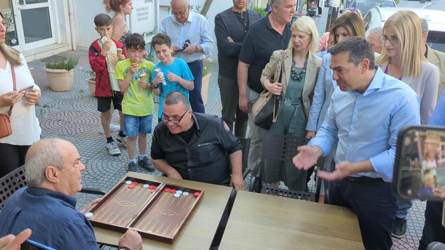Ο Τσίπρας στη Σίνδο μιλά σε πολίτες σε καφενείο