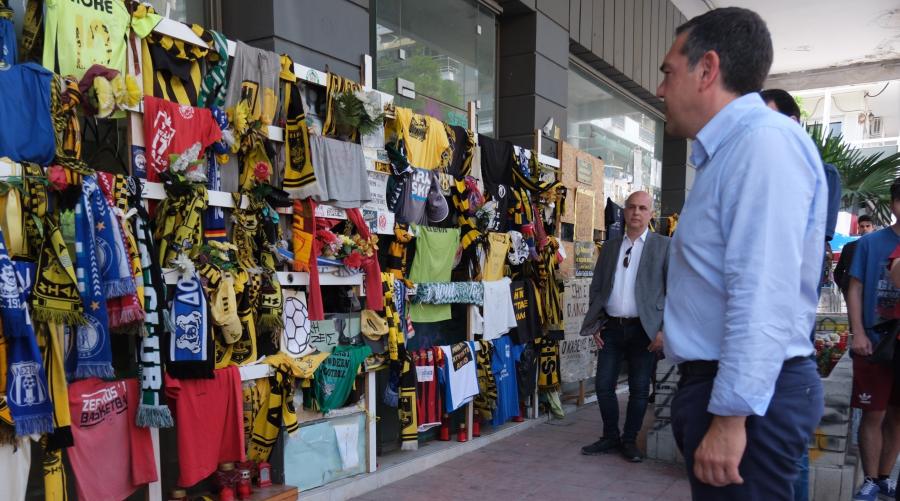 Ο Αλέξης Τσίπρας αφήνει λουλούδι στο σημείο της δολοφονίας του Άλκη Καμπανού