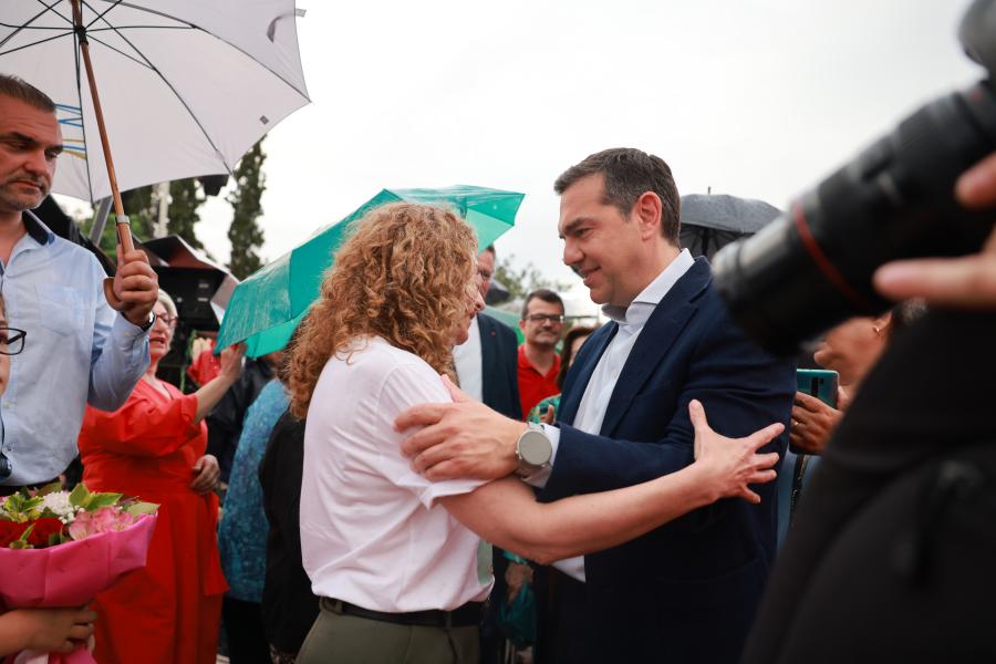 Ο Αλέξης Τσίπρας χαιρετά κόσμο στην εκδήλωση του ΣΥΡΙΖΑ