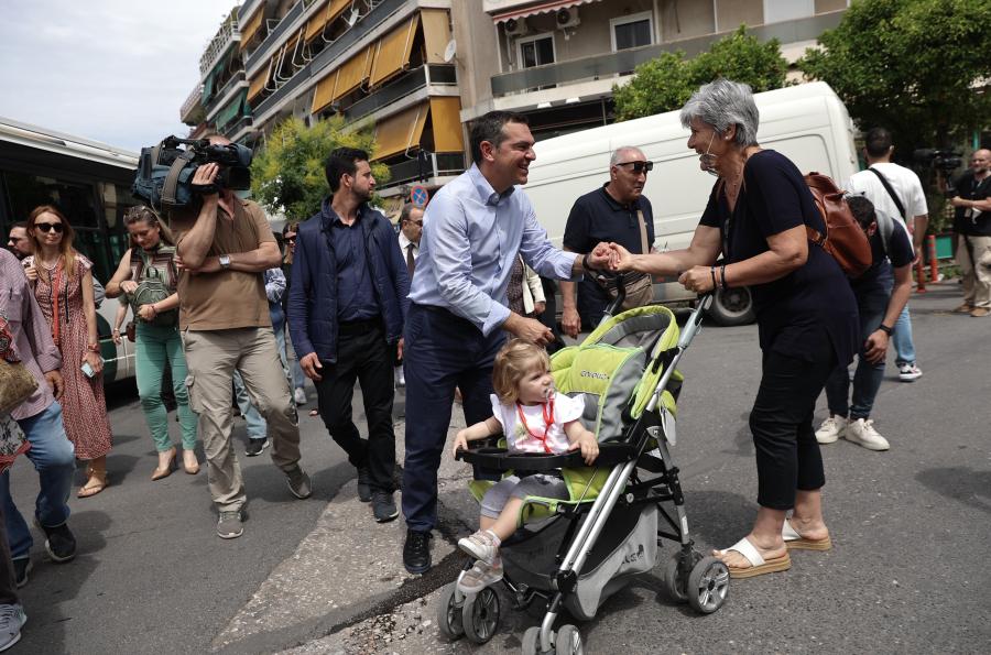 Ο Τσίπρας χαιρετά κόσμου σε Ζωγράφου-Ιλίσια
