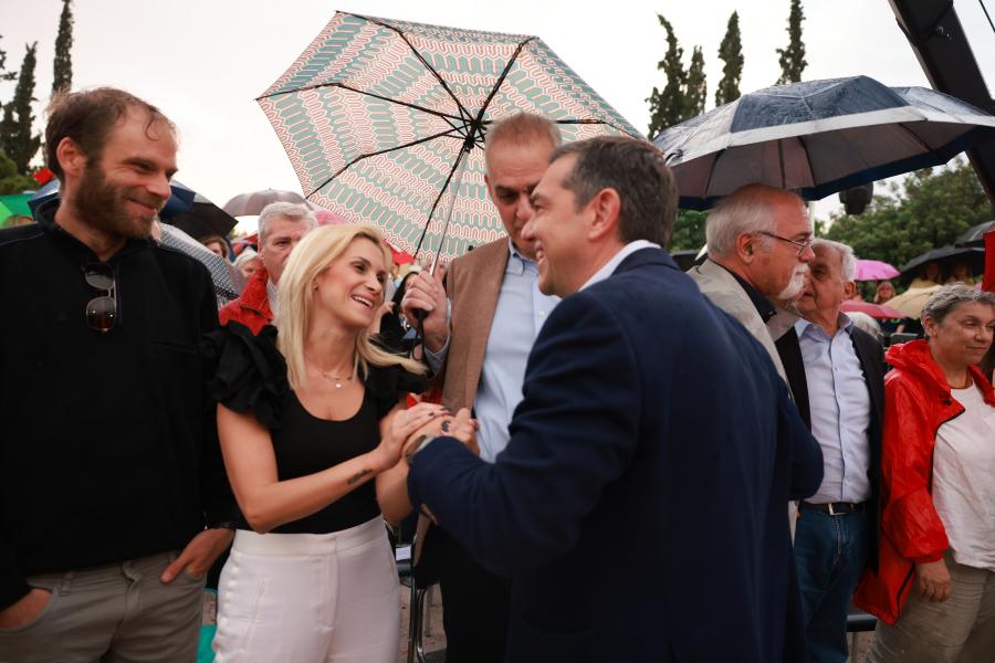 Ο Αλέξης Τσίπρας χαιρετά κόσμο στην εκδήλωση του ΣΥΡΙΖΑ