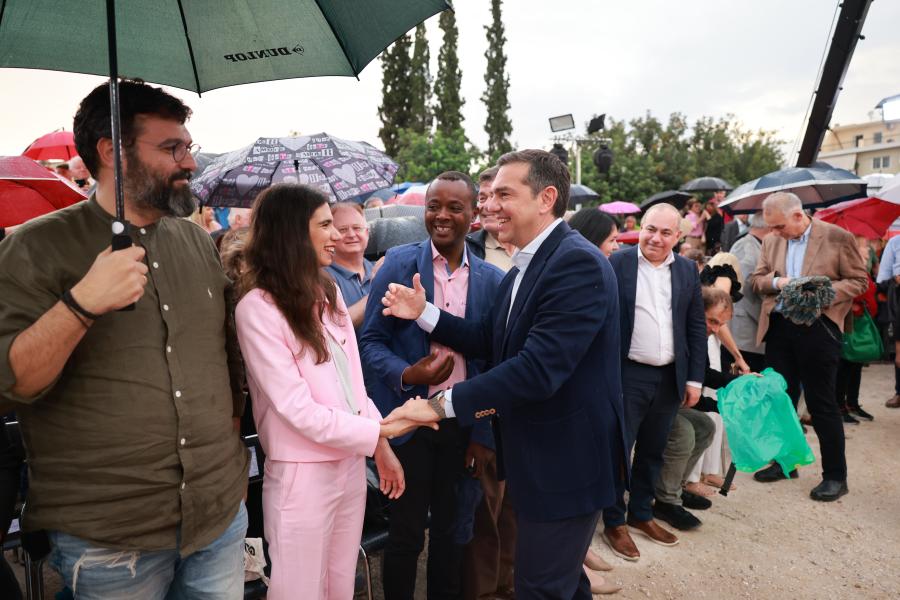 Ο Αλέξης Τσίπρας χαιρετά κόσμο στην εκδήλωση του ΣΥΡΙΖΑ