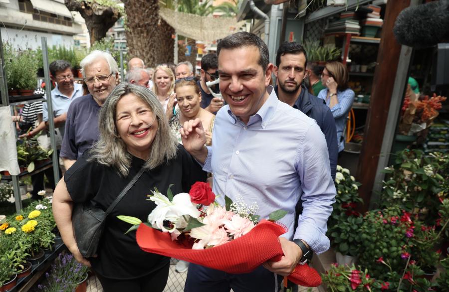 Τσίπρας με ανθοδέσμη χαιρετά γυναίκα στου Ζωγράφου 