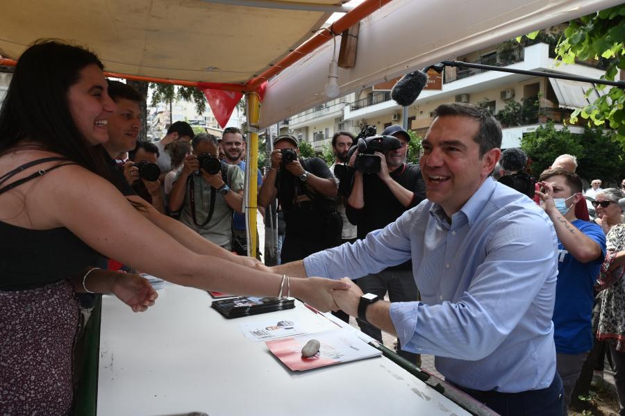 Ο Τσίπρας χαιρετά κόσμο στο περίπτερο του ΣΥΡΙΖΑ