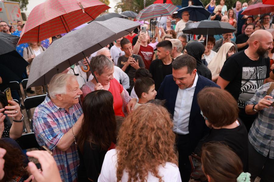 Ο Αλέξης Τσίπρας χαιρετά κόσμο στην εκδήλωση του ΣΥΡΙΖΑ