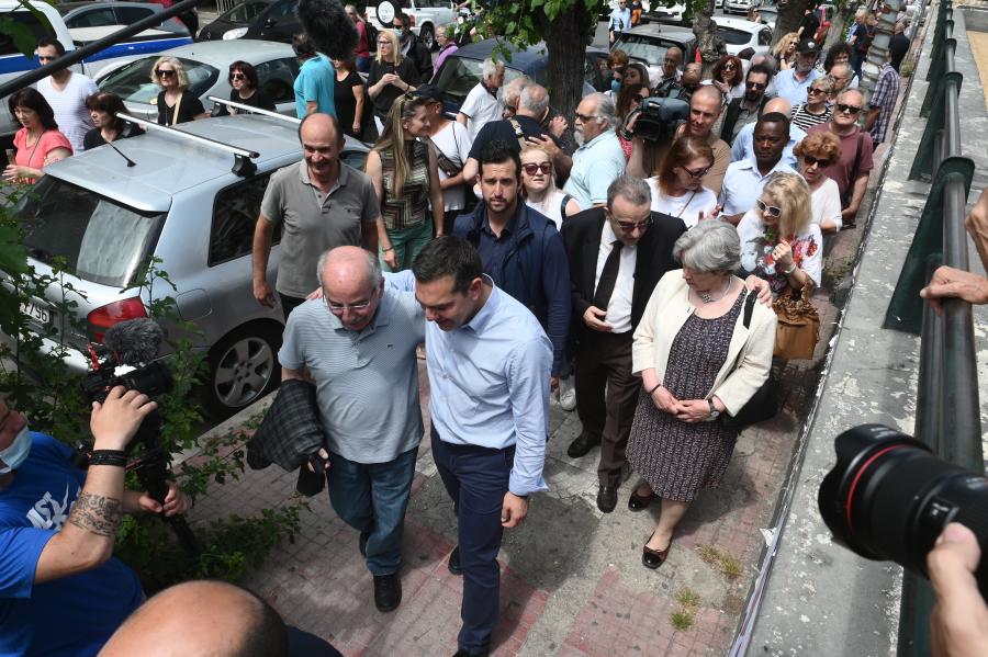 Ο Τσίπρας με κόσμο σε Ζωγράφου-Ιλίσια 