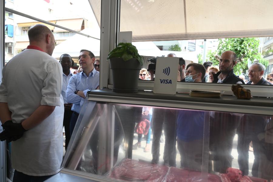 Ο Τσίπρας χαιρετά καταστηματάρχη σε Ζωγράφου-Ιλίσια 