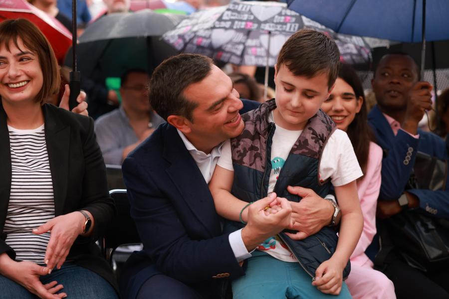 Ο Αλέξης Τσίπρας χαιρετά κόσμο στην εκδήλωση του ΣΥΡΙΖΑ