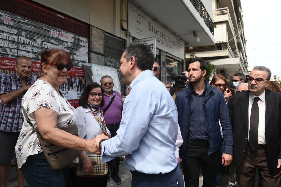 Ο Τσίπρας με κόσμο σε Ζωγράφου-Ιλίσια 