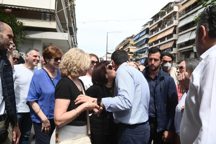 Ο Τσίπρας με κόσμο σε Ζωγράφου-Ιλίσια 
