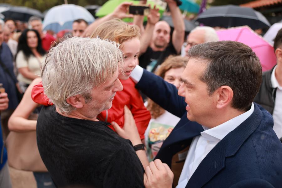 Ο Αλέξης Τσίπρας χαιρετά κόσμο στην εκδήλωση του ΣΥΡΙΖΑ